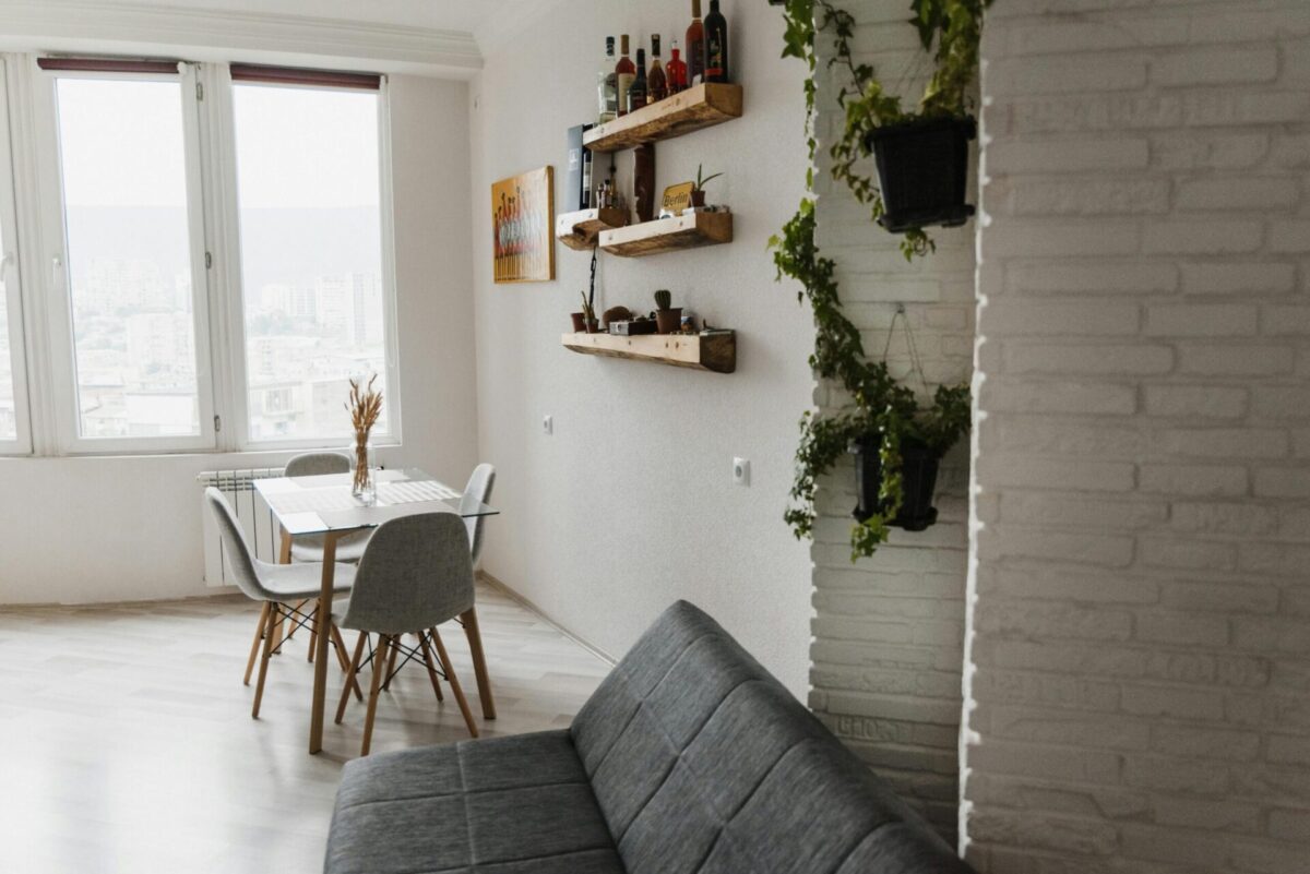 Créez Vos Propres Étagères Flottantes : Un Projet Simple et Pratique pour Organiser Votre Espace